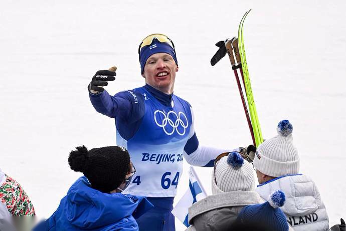 包含芬兰选手战胜对手夺魁越野滑雪比赛的词条