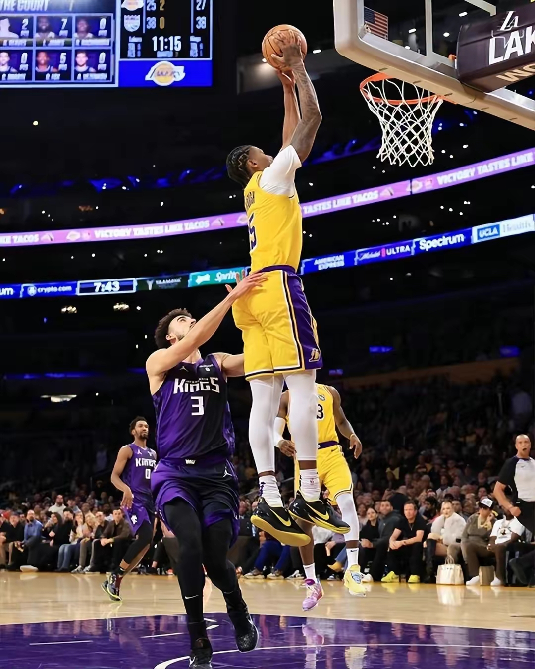 包含湖人击败小牛，詹姆斯表现全面砍下28分的词条