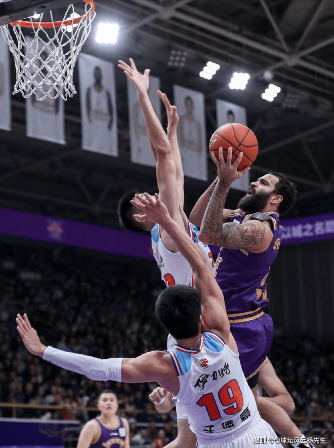 关于新疆男篮在主场战胜浙江队，继续领跑积分榜的信息